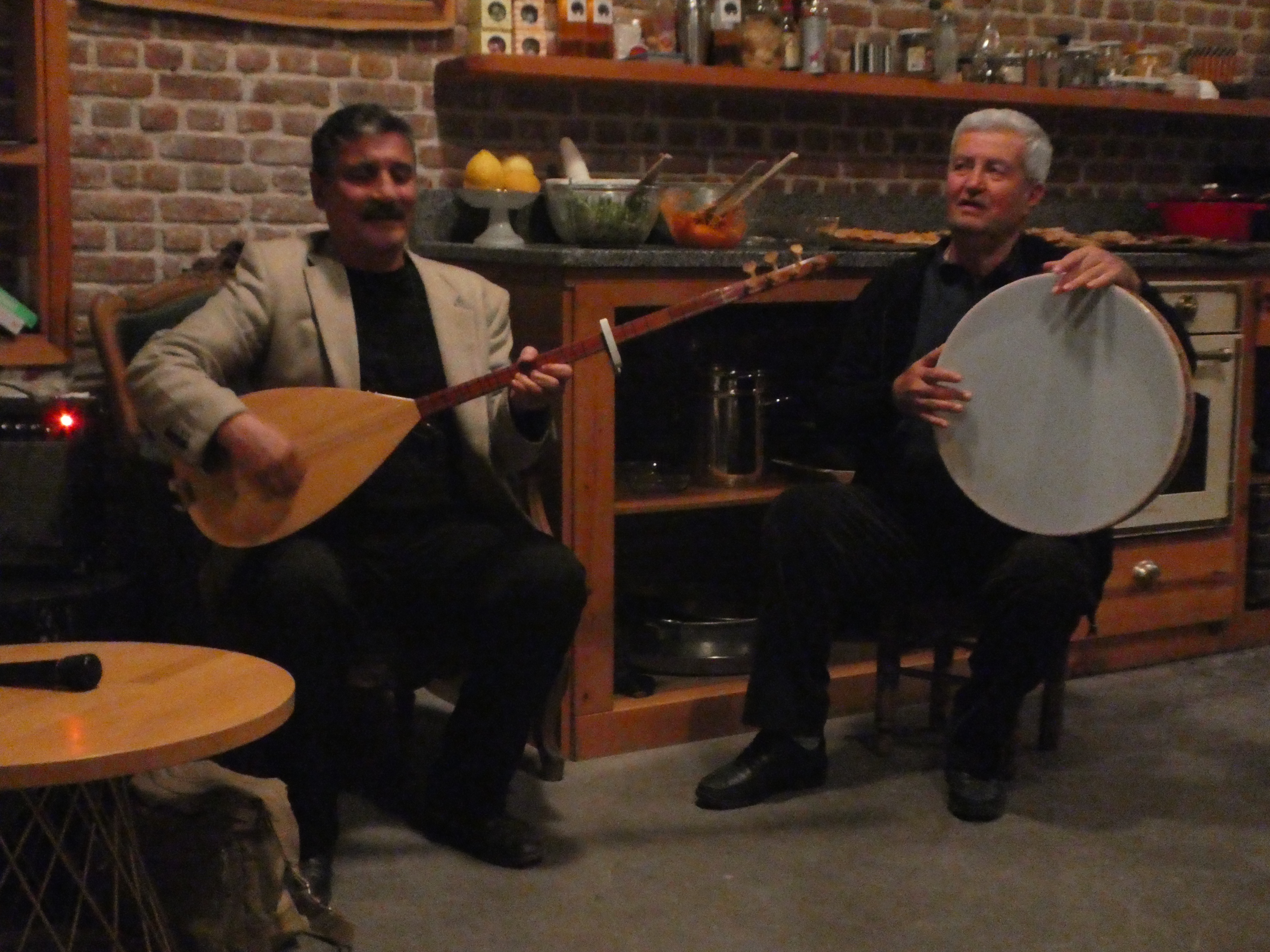 The local folk musık group ın Cafe Midi